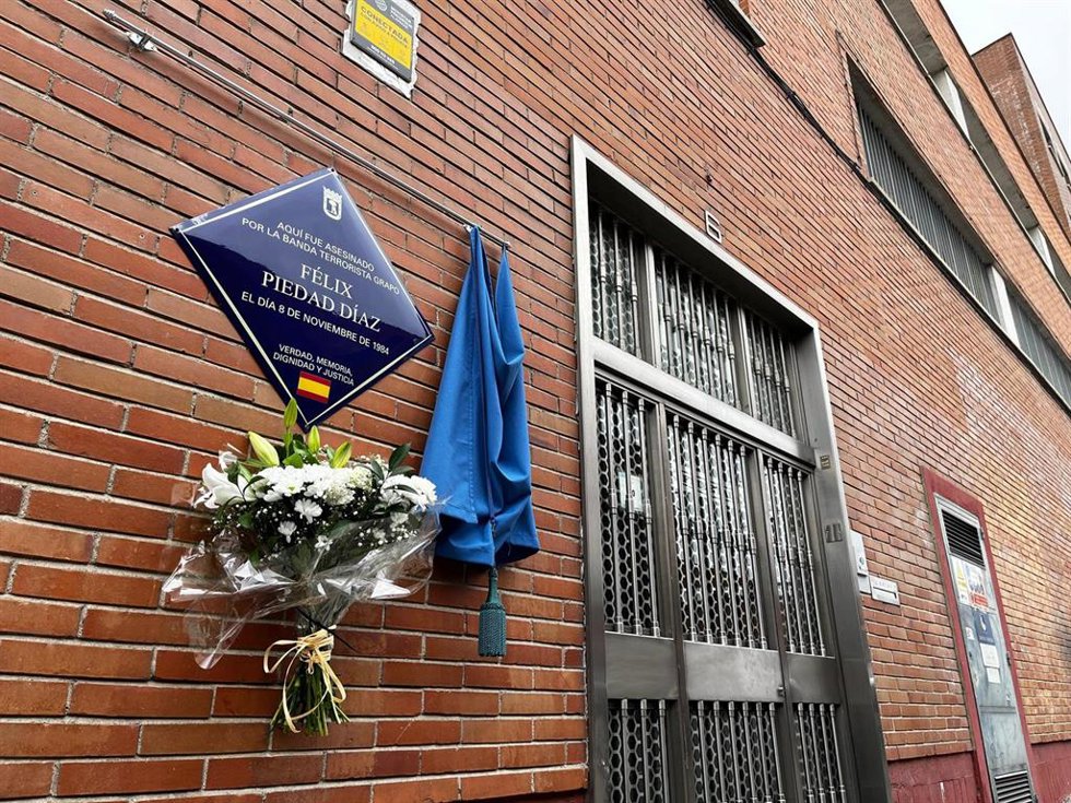 La nueva placa instalada en la calle San Toribio (Puente de Vallecas) que recuerda al empresario Félix de la Piedad Díaz en el 40 aniversario de su asesinato