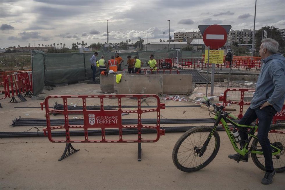 Operarios realizan trabajos en el puente del barranco de Torrent tras el paso de la DANA, 8 de noviembre de 2024, en Torrent, Valencia, Comunidad Valenciana (España). Diez días después de la tragedia, los servicios de emergencia apuran hasta el límite l