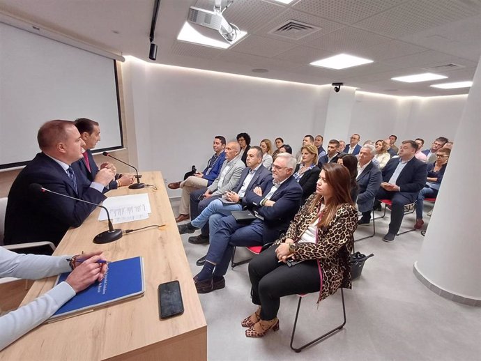 Reunión del director general de Administración Local, Francisco Abril, junto con el presidente de la Federación de Municipios, Víctor López, y alcaldes y concejales de seguridad de los ayuntamientos