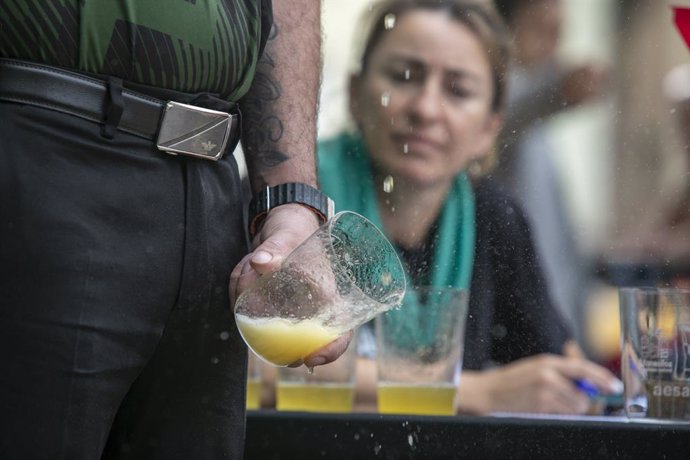 Archivo - Un hombre escancia sidra en el XXXVI Concurso Internacional de Escanciadores de Sidra durante el XLVI Festival de la Sidra Nava 2023, a 9 de julio de 2023, en Nava, Asturias (España). 