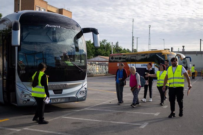 Archivo - Operarios de Renfe organizan uno de los buses del servicio alternativo de Renfe en Sant Vicenç de Calders (Tarragona).