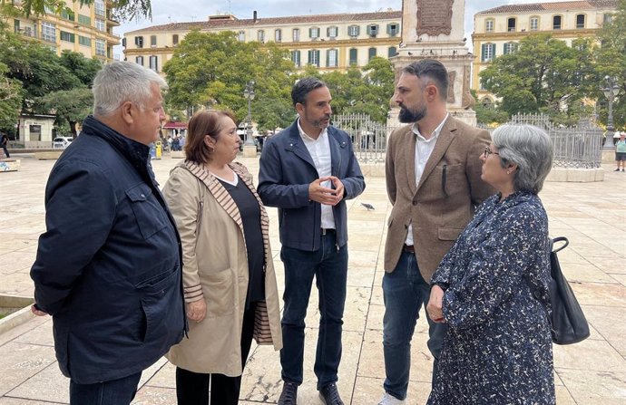 El portavoz socialista en el Ayuntamiento, Daniel Pérez, junto con ediles del PSOE