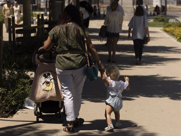 Archivo - Una familia en el parque de El Retiro, a 4 de julio de 2023, en Madrid (España).