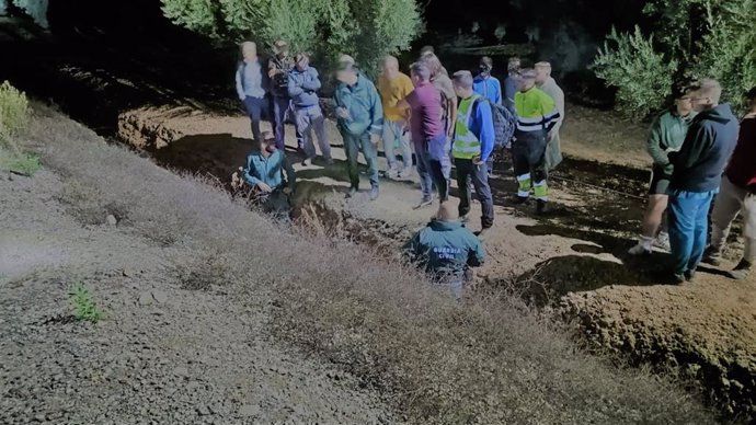 Guardia Civil, Policía Local y Bomberos de Lucena rescatan al varón caído a una zanja.