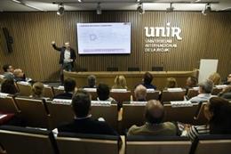 El coordinador técnico del informe Global Entrepreneurship Monitor (GEM), Juan Manuel Domínguez, presentando el informe en UNIR