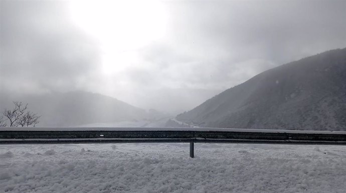 Archivo - Nieve en el puerto de Ventana, en una imagen de archivo
