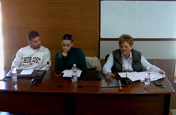 La teniente de alcalde de Iznalloz, Ana Belén Garrido, a la derecha en la imagen, en una captura de pantalla del vídeo del pleno extraordinario del 7 de noviembre de 2024 distribuido en las redes del Ayuntamiento