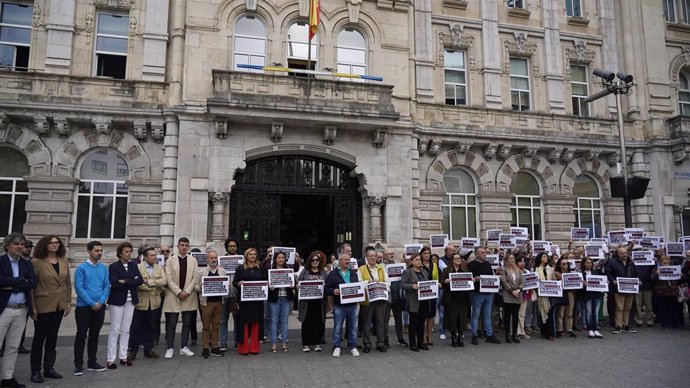 Concentración en el Ayuntamiento de Santander de CCOO, UGT y USO por las victimas de la DANA