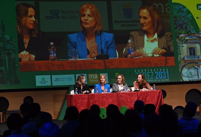 La secretaria general del Patrimonio Histórico y Documental, Mar Sánchez Estrella, junto a la alcaldesa de Jerez, María José García-Pelayo, en las Jornadas Bibliotecarias de Andalucía