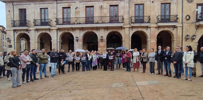 Diez minutos de paro laboral en solidaridad con los afectados por la DANA, en Oviedo.