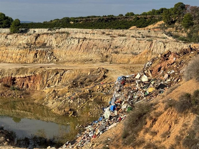 El despliegue de más maquinaria y el uso de canteras permite aumentar la retirada de residuos hasta las 3.500 toneladas diarias