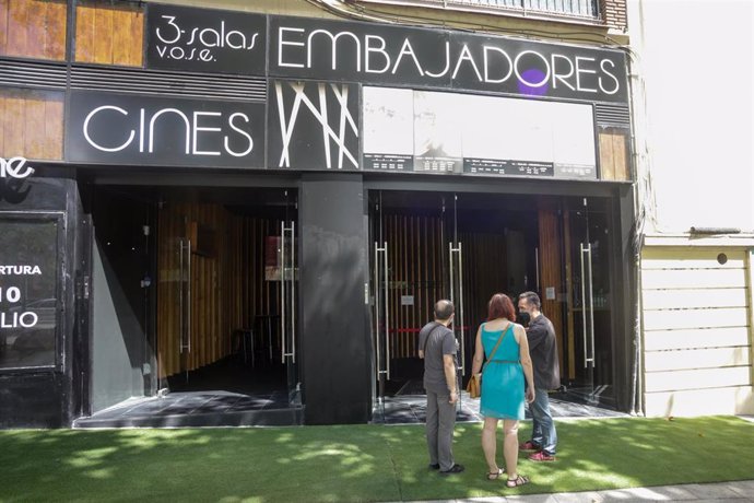 Archivo - Personas paradas frente a la puerta de los Cines Embajadores el día en el que abren sus puertas tras el parón por el coronavirus, en Madrid (España), a 10 de julio de 2020. Durante su reapertura se proyecta la película 'Cinema Paradiso'.