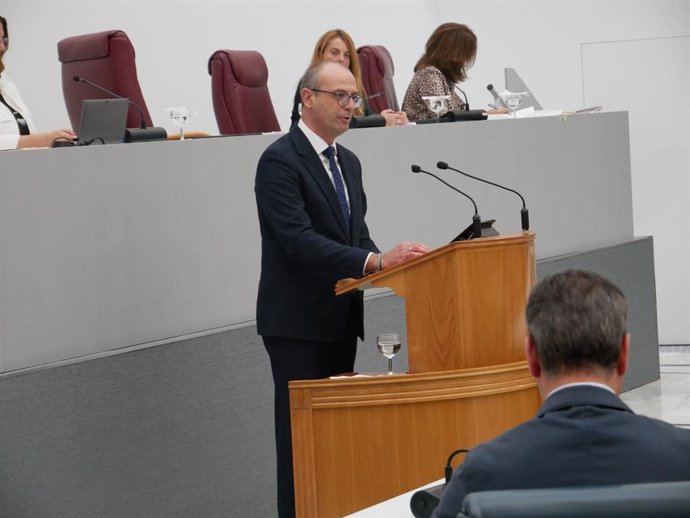 El consejero de Educación y Formación Profesional, Víctor Marín, comparece en la Asamblea Regional