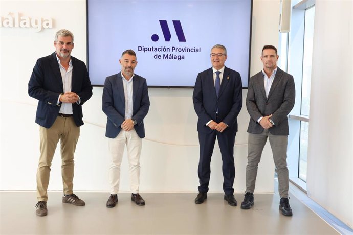 El presidente de la Diputación de Málaga, Francisco Salado, junto con el presidente del Antequera, Ángel González, y el director de Relaciones Institucionales del Marbella, Javier Bernaldo, han anunciado las iniciativas que han puesto en marcha.