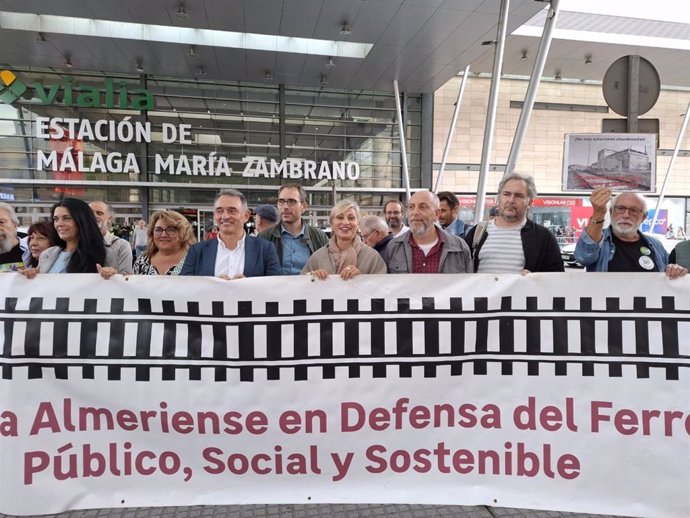 Concentración de la Plataforma en Defensa del Ferrocarril en la estación María Zambrano de Málaga, con la participación del portavoz de IU en el Congreso, Enrique Santiago, y del coordinador general de IU Andalucía, Toni Valero.