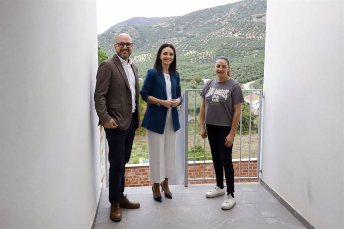 Marta Siles (centro) en la entrega de las viviendas en Carcabuey.