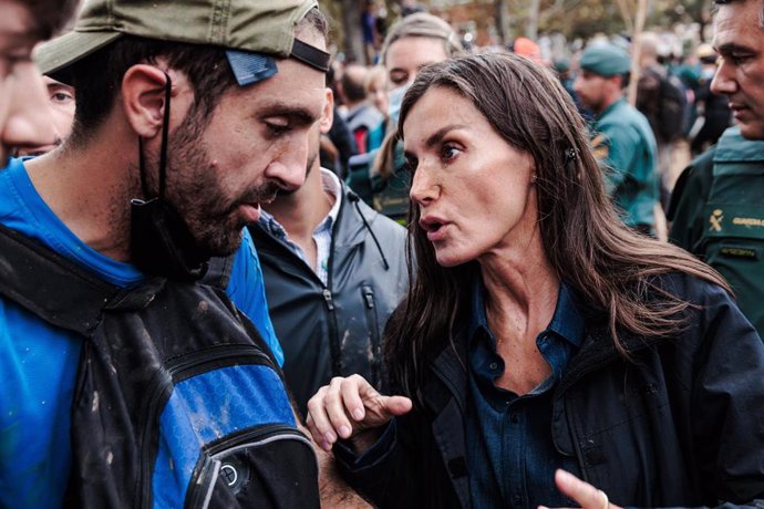 La Reina Letizia durante su visita a una zona afectada por la DANA, a 3 de noviembre de 2024, en Paiporta, Valencia