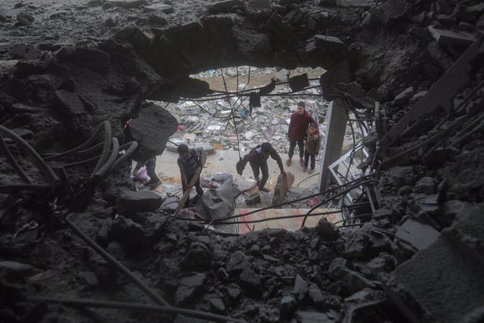 Archivo - Edificio destruido por bomardeos israelíes en Rafá, en el sur de la Franja de Gaza (archivo)