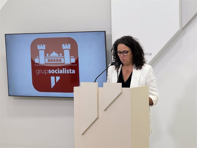 La portavoz del PSIB en el Consell de Mallorca, Catalina Cladera, en rueda de prensa.