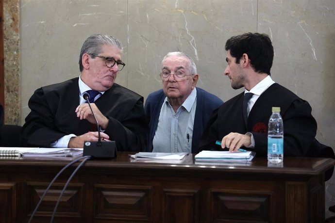 El acusado Pau Rigo (c) y sus abogados, Eduardo Valdivia Santandreu (i) y Eduardo Valdivia Font (d), durante el juicio, en la Audiencia Provincial de Palma de Mallorca.