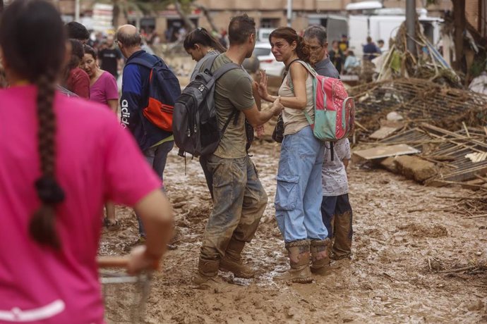 Varias personas limpian los estragos ocasionados por la DANA, a 1 de noviembre de 2024, en Paiporta, Valencia, Comunidad Valenciana (España). El sexto balance de fallecidos por el paso de la DANA por la provincia de Valencia deja 202 víctimas mortales. De