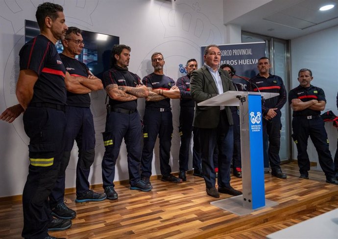 Bomberos del equipo del Consorcio Provincial de Huelva que se desplazó el pasado domingo a Valencia y regresó este jueves tras ser relevado por un nuevo contingente.