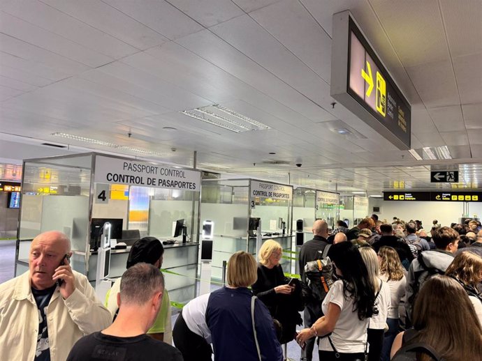 Colas de turistas en el control de pasaportes en el aeropuerto Tenerife Sur