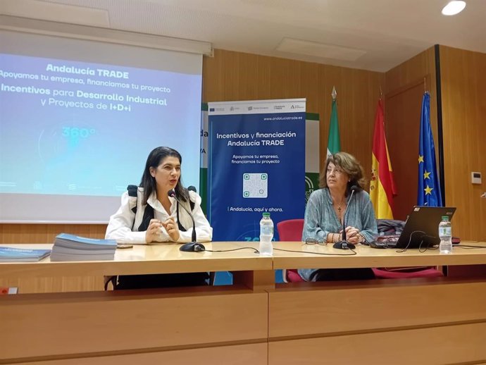 La delegada de Economía, Hacienda y Fondos Europeos de la Junta en Huelva, Lucía Núñez (izquierda), en las jornadas técnicas de la gerencia provincial de Andalucía Trade.