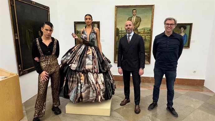 José Perea (izda.), con Eduardo Lucena y José María Domenech (dcha.), junto a la modelo que luce el vestido confeccionado en directo en el Bellas Artes y dedicado a Julio Romero de Torres.