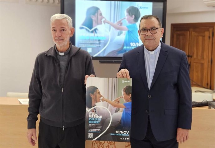 José Manuel Ferrary, deán de la Catedral, y Rafael Carmona, delegado para Asuntos Económicos, en la presentación de la campaña del Día de la Iglesia Diocesana.