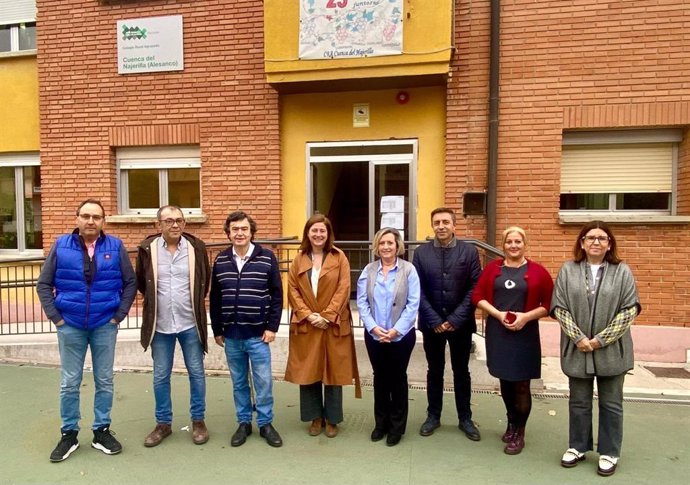 La consejera de Agricultura participa, junto a los 13 alumnos del CRA Cuenca del Najerilla, en el taller 'Aulas BIO'