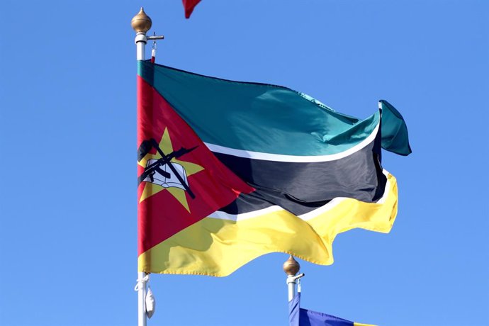 Archivo - June 9, 2024, Saint Petersburg, Russia: The flag of the Republic of Mozambique seen in the gallery of flags of the participating countries in the framework of St. Petersburg International Economic Forum 2024