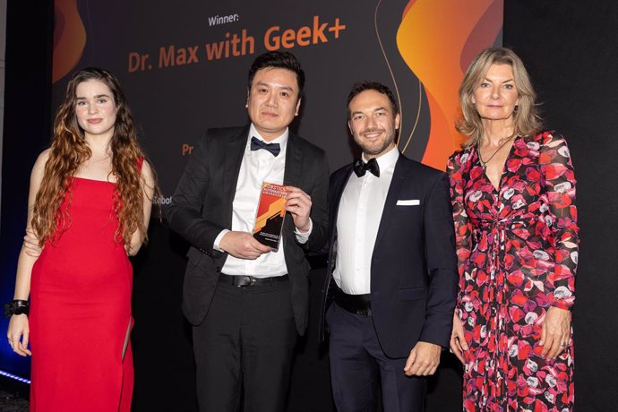 Wayne Tai, Head of Channel Partners for Geek+, and Setefano Verna, Supply Chain Director for Dr. Max Italia, pick the R&A award.