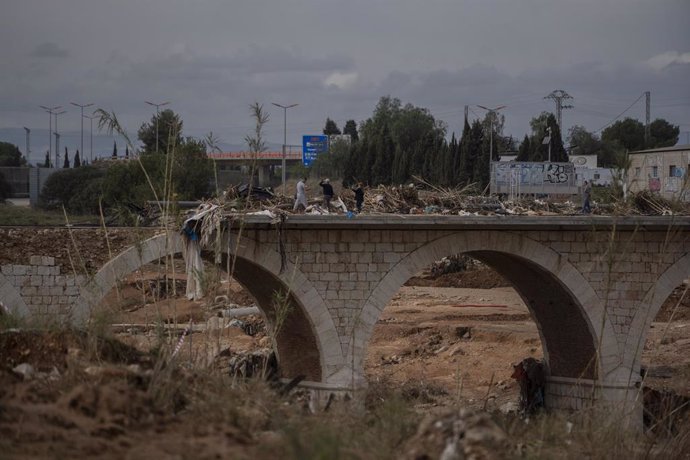 El puente del barranco de Torrent tras el paso de la DANA, 8 de noviembre de 2024, en Torrent, Valencia, Comunidad Valenciana (España). 