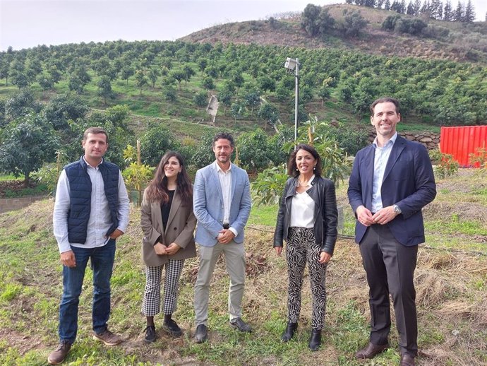 La presidenta de Ifapa, Marta Bosquet, y el director general de la Sociedad Agraria de Transformación Trops, Víctor Luque, han firmado este viernes un acuerdo de colaboración para el desarrollo de actividades de investigación científica.