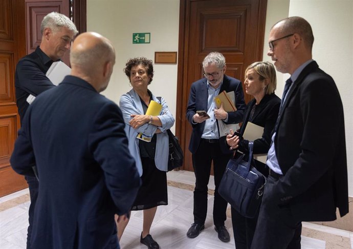 Un grupo de diputados de la Comisión de Hacienda del Congreso  tras la ponencia de la comisión de Hacienda y Función Pública sobre el establecimiento de un mínimo de tributación para multinacionales, a 6 de noviembre de 2024, en Madrid (España). 