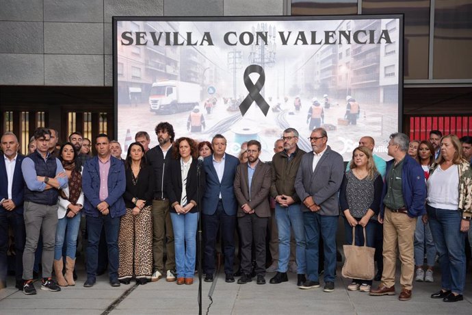 Imágenes de la concentración en el Patio de la Diputación de Sevilla en señal de solidaridad con los afectados y víctimas de la DANA.