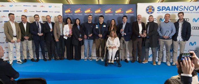 Foto de familia tras la VIII Gala de los Deportes de Nieve