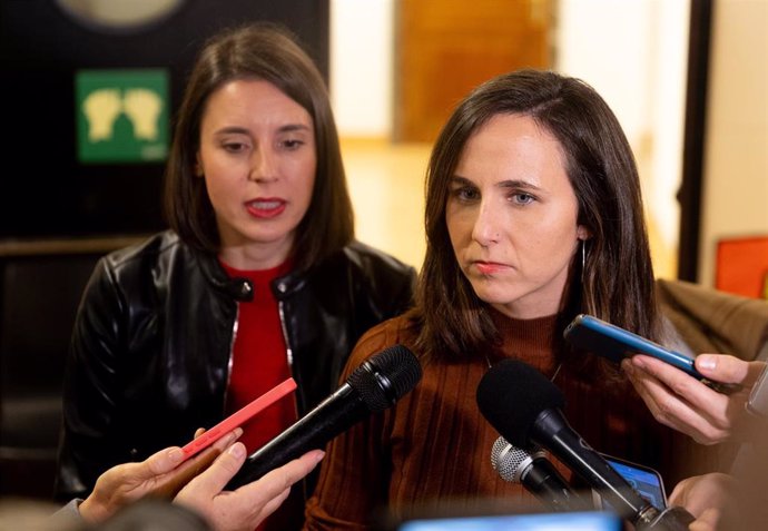 (I-D) La eurodiputada de Podemos, Irene Montero y la secretaria general de Podemos y diputada, Ione Belarra, ofrecen declaraciones a los medios a su llegada a la jornada parlamentaria 'Defender la democracia: activismo y criminalización de la protesta', e