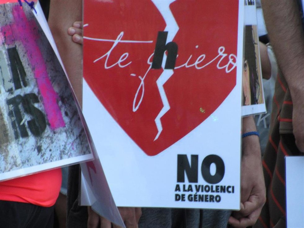 Archivo - Carteles contra la violencia de género en una concentración en Bilbao (archivo)