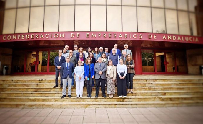 Paro a las puertas de la sede de la Confederación de Empresarios de Andalucía (CEA).