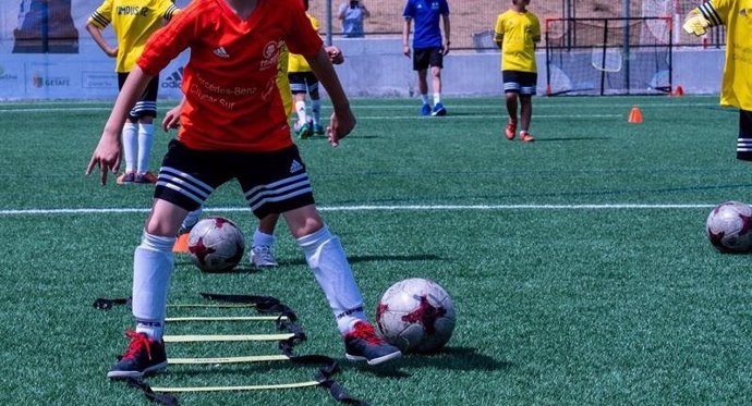 Archivo - Niños, fútbol. Campo, juego