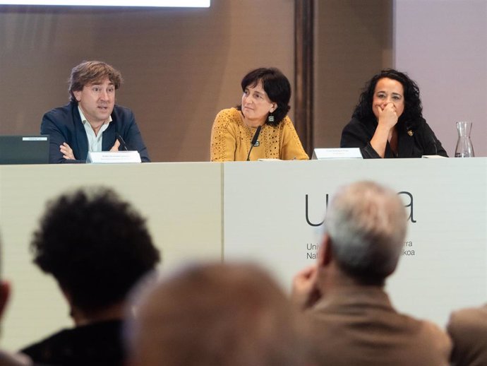 El secretario general del PSE, Eneko Andueza, junto a Coral Rodríguez Fouz, exparlamentaria y exsenadora vasca por el PSE-EE, y a la diputada del PSOE en el Congreso por Gipuzkoa, Rafaela Romero