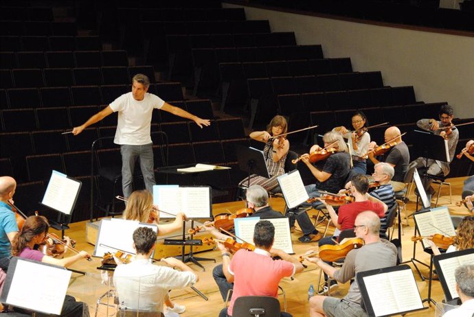 Archivo - Ensayo de Lucas Macías con la Orquesta Ciudad de Granada, en imagen de archivo