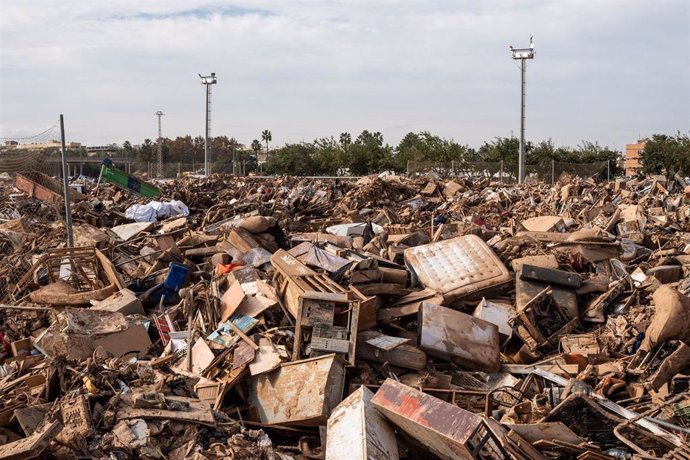 Montaña de basura y desechos en el campo de fútbol de Alfafar tras el paso de la DANA, 8 de noviembre de 2024.