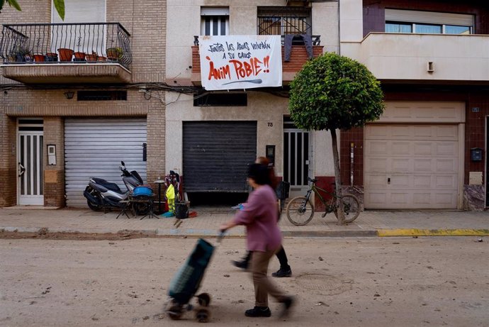 Dos personas caminan en Sedaví