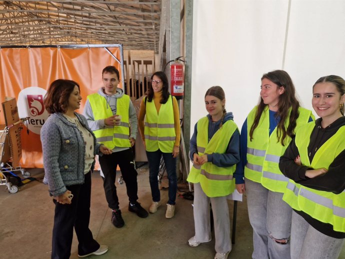 La alcaldesa de Teruel, Emma Buj, junto a varios voluntarios.