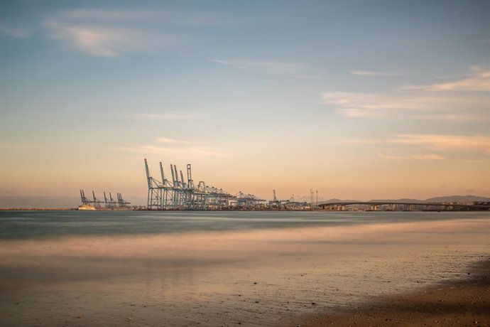 Archivo - April 3, 2015: Serene long exposure shot of the seaport at El Rinconcillo Beach in Algeciras, Cadiz, Andalusia, Spain during sunset.