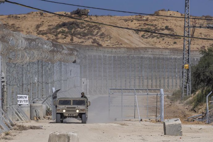 Archivo - 05 May 2024, Israel, Erez: Israeli military vehicle can be seen at Erez crossing on Gaza Border. Photo: Ilia Yefimovich/dpa