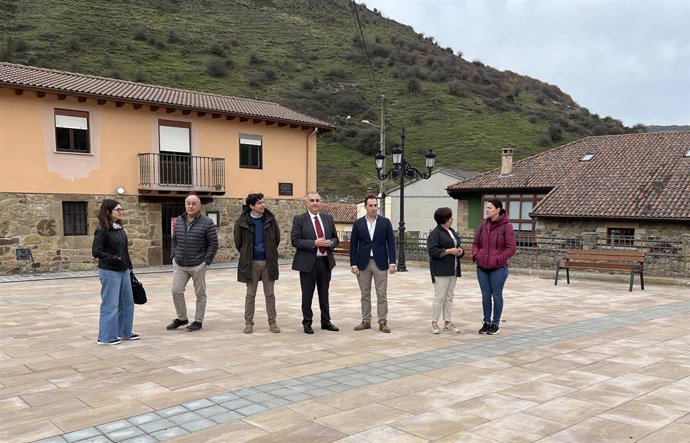 El consejero de Fomento, Vivienda, Ordenación del Territorio y Medio Ambiente, Roberto Media, inaugura la nueva plaza de Lantueno, en Santiurde de Reinosa.